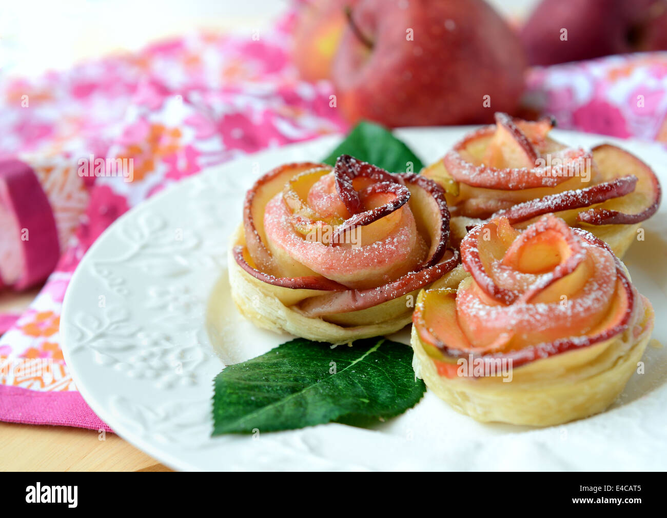 A forma di rosa cookies (panini) fatta di mele e pasta sfoglia. Foto Stock
