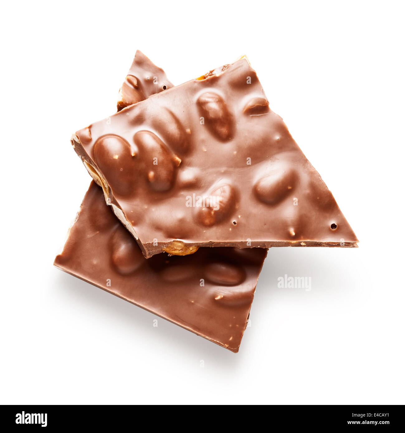 Cioccolato al latte con pezzi con dadi di mandorla isolati su sfondo bianco, percorso di clipping incluso Foto Stock