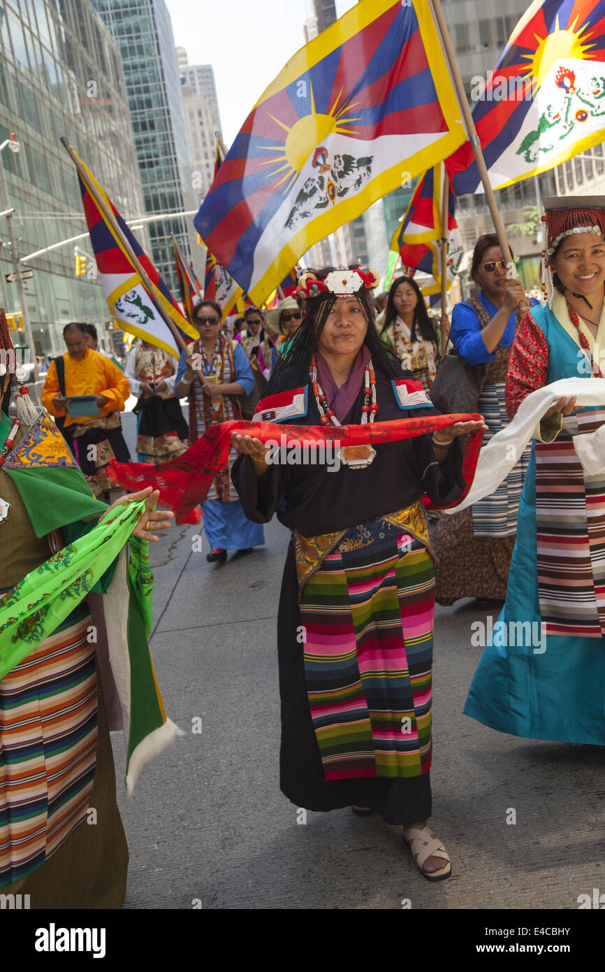 Tibetani Marzo Internazionale in parata degli immigrati nella città di New York che esprimono la loro profondamente spirituale il patrimonio antico. Foto Stock