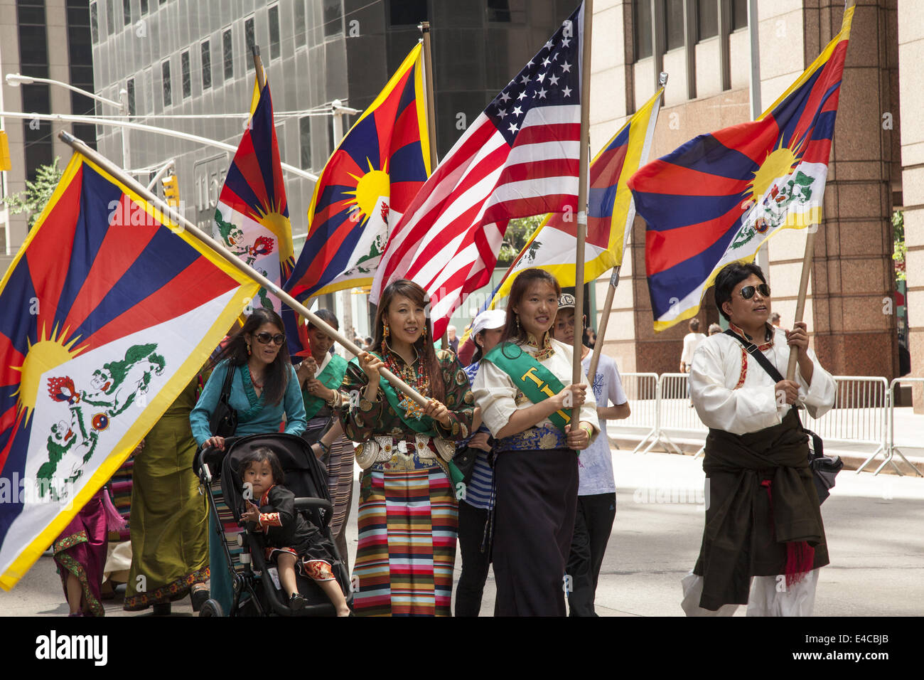 Tibetani Marzo Internazionale in parata degli immigrati nella città di New York che esprimono la loro profondamente spirituale il patrimonio antico. Foto Stock