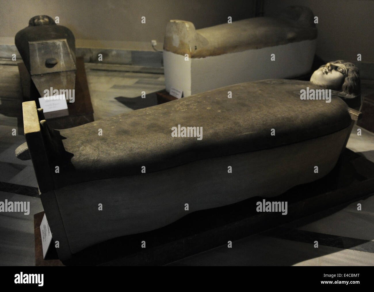 Il sarcofago antropoide. Terzo quarto del V secolo A.C. Il marmo. Periodo classico. Da Gazza (Palestina). Museo archeologico. Foto Stock
