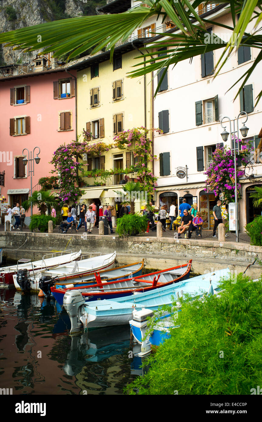 I villeggianti godendo della pittoresca località di limone sulle rive del Lago di Garda, Italia. Foto Stock