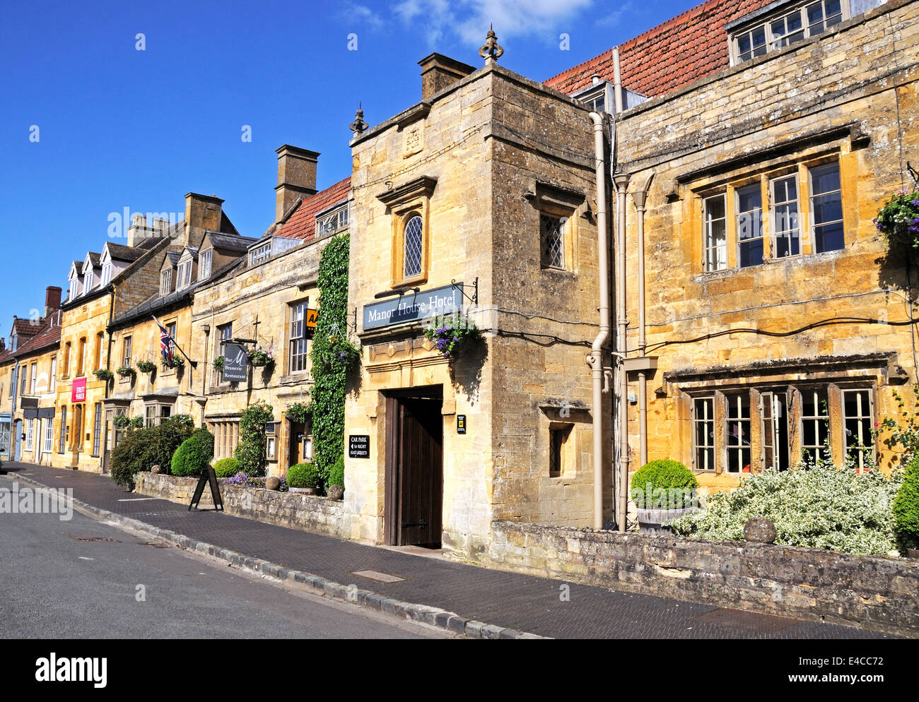 Manor House Hotel lungo la strada alta Moreton-in-Marsh, Cotswolds, Gloucestershire, Inghilterra, Regno Unito, Europa occidentale. Foto Stock