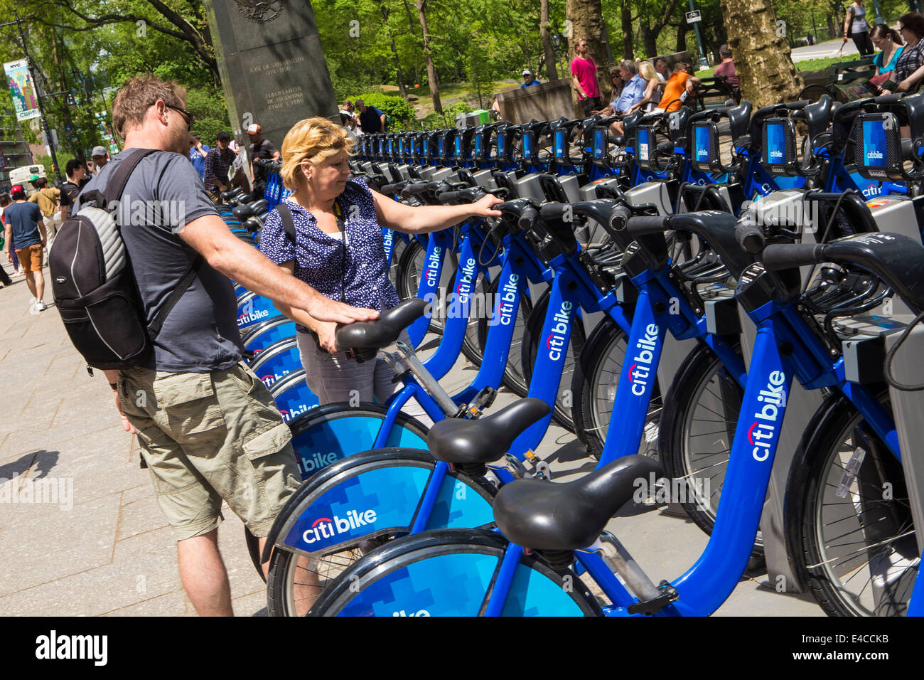Il Citi bikes sono illustrati in corrispondenza di una stazione nella città di New York borough di Manhattan, NY Foto Stock