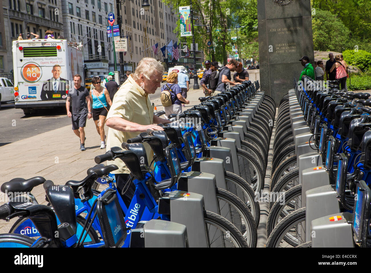 Il Citi bikes sono illustrati in corrispondenza di una stazione nella città di New York borough di Manhattan, NY Foto Stock