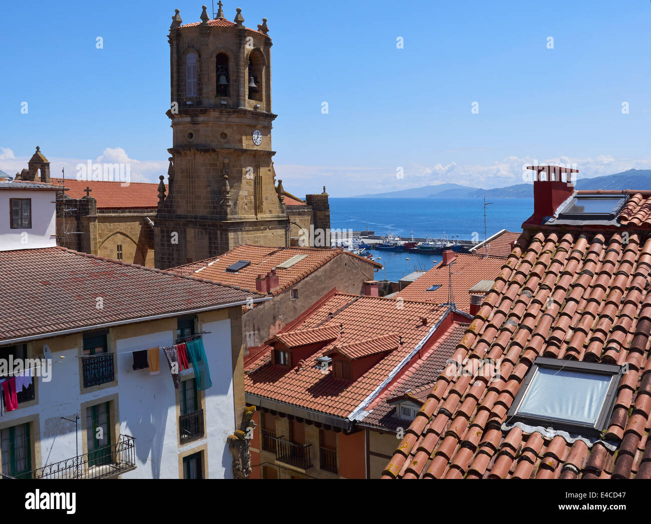 Getaria, Gipuzkoa, Paesi Baschi, Spagna. I tetti delle case del centro storico villaggio di pescatori. Foto Stock