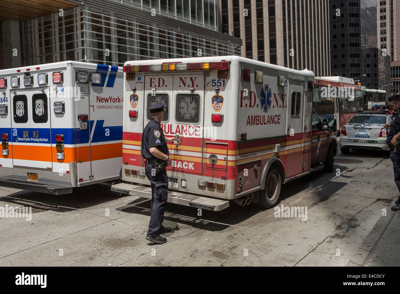 A New York City Fire Department Bureau di EMS ambulanza è raffigurato nella città di New York borough di Manhattan, NY Foto Stock