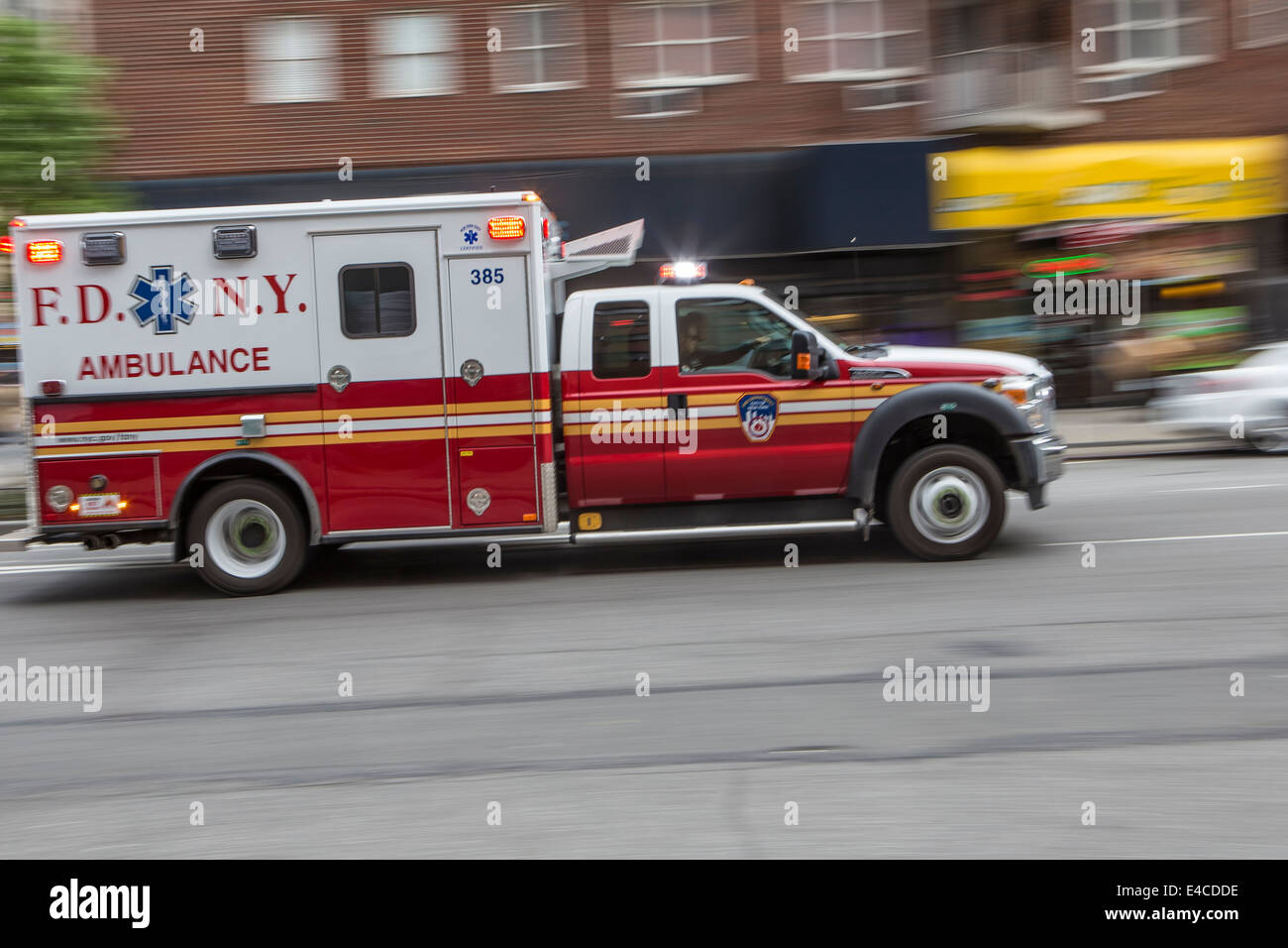 A New York City Fire Department Bureau di EMS ambulanza è raffigurato nella città di New York borough di Manhattan, NY Foto Stock