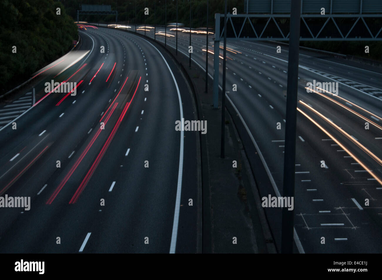 Traffico Autostradale al crepuscolo. Surrey, Inghilterra Foto Stock