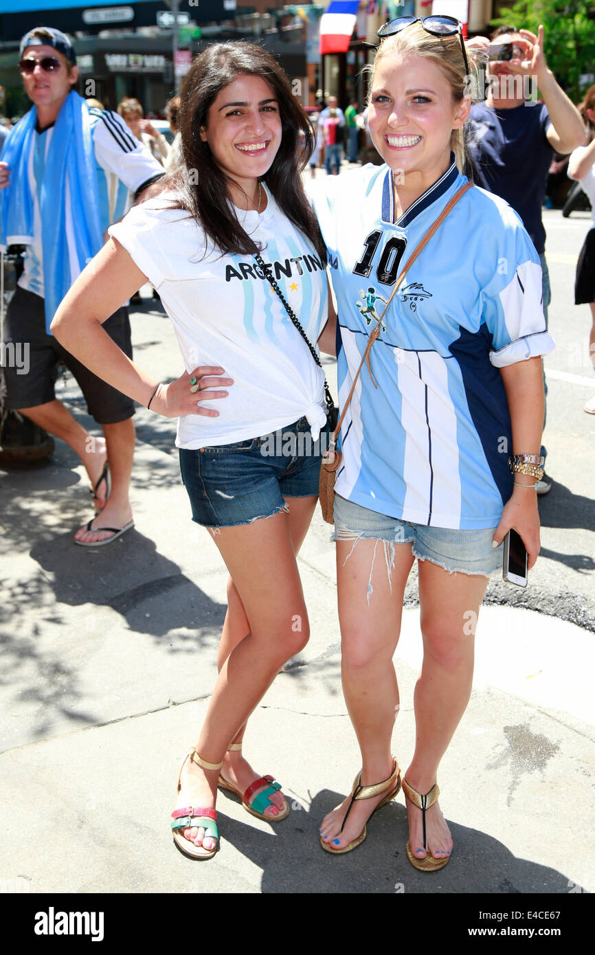 Michelle Emrani e Regina Domfrocht in posa sulla strada di New York City - 5 Luglio 2014 - Foto: Pista Manhattan/Charles Eshelman/picture alliance Foto Stock