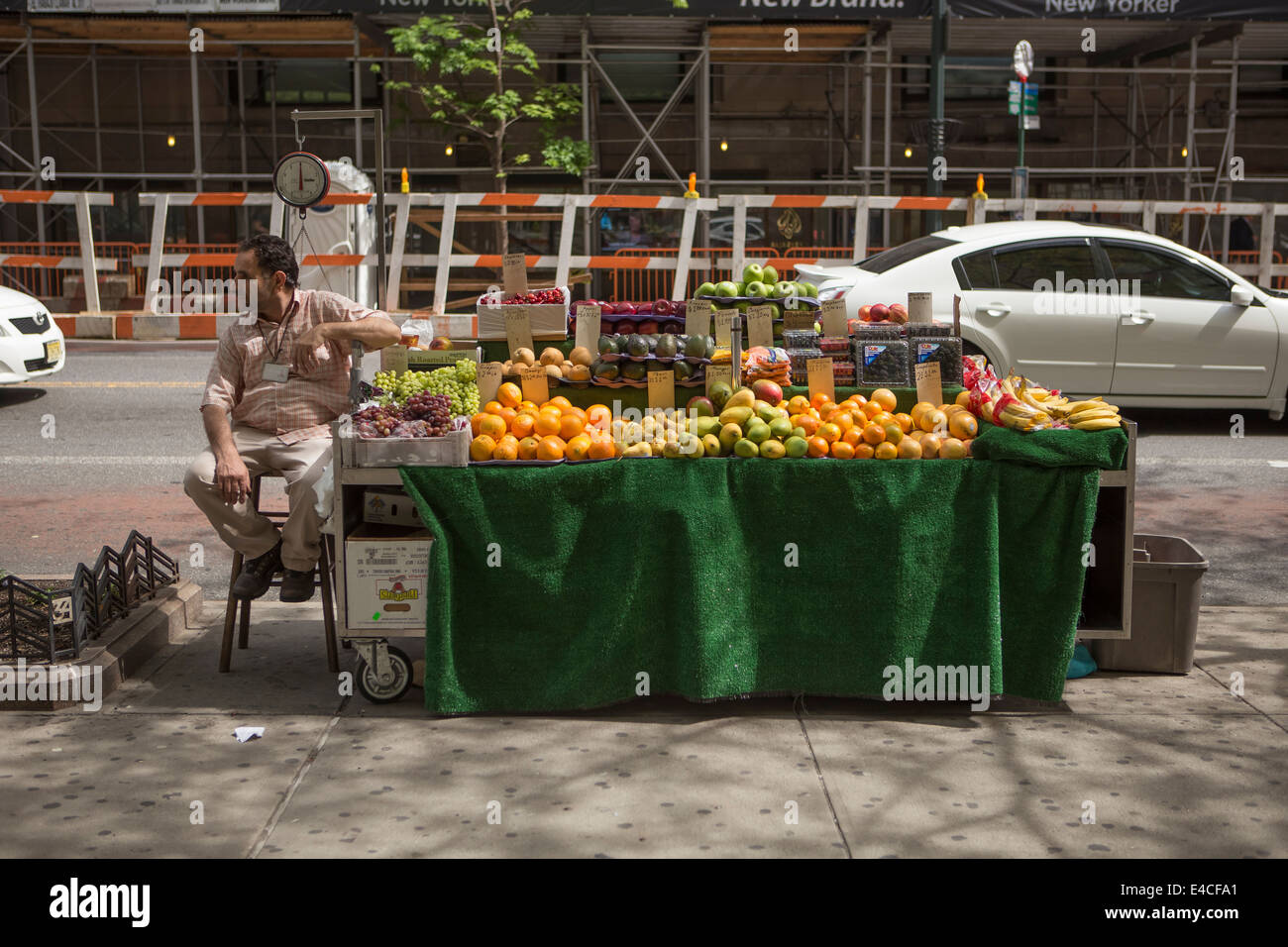 Un fornitore di frutta nella città di New York borough di Manhattan, NY Foto Stock
