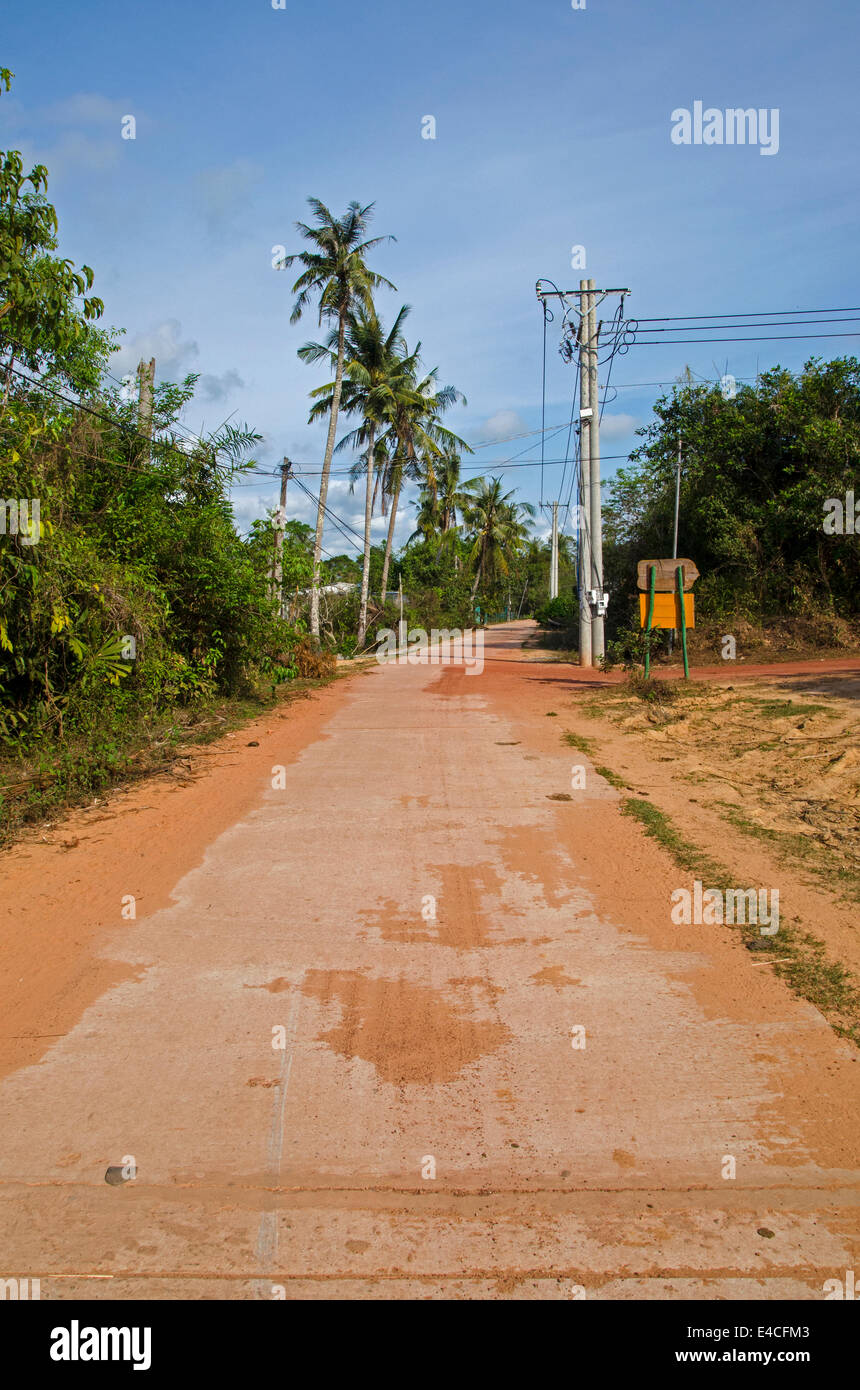 Rosso su strada sterrata nei pressi di ONGS Lang Beach, Phu Quoc island, Vietnam Foto Stock