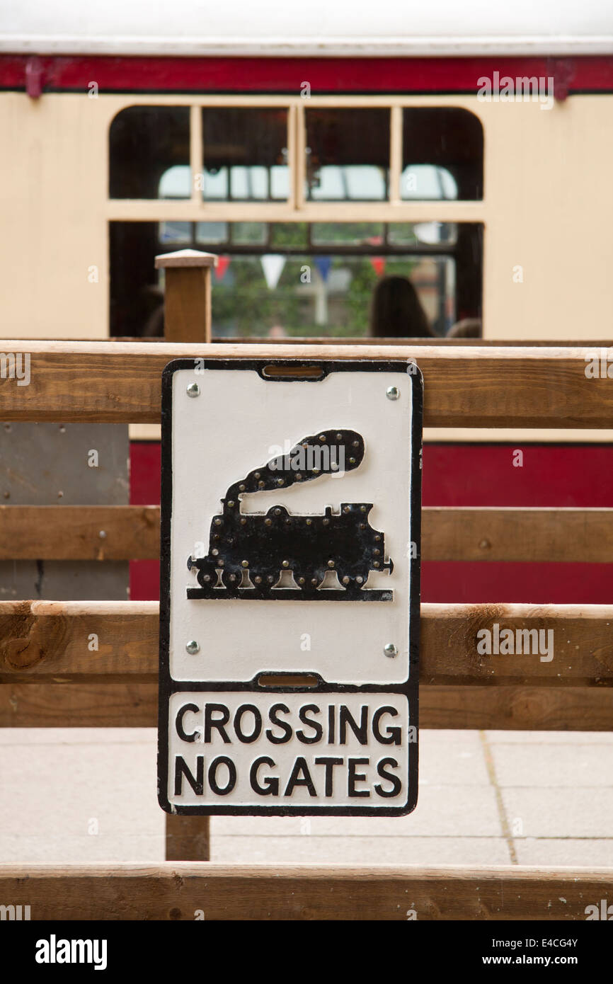 Passaggio a livello 'no gates' segno a Betws-y-Coed stazione, il Galles del Nord, Regno Unito. Foto Stock