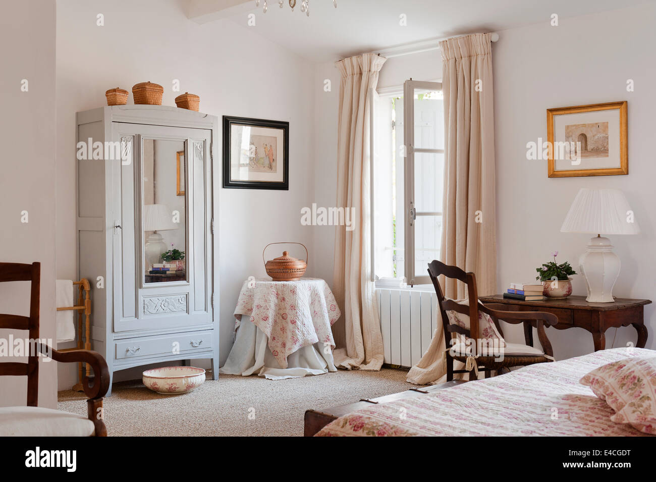 Il francese armadio in camera da letto con tappetino di fanerogame e trapuntato tessuto floreale Foto Stock