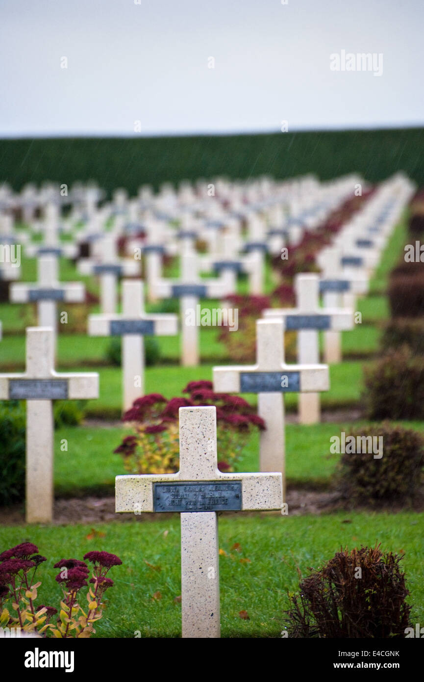 Il Cimitero Nazionale di Rancourt è il più grande cimitero francese in Somme con 8566 tombe. Foto Stock