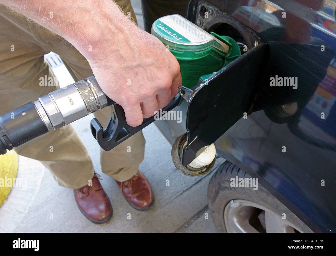 Automobilista si riempie auto alla stazione di benzina, Somerset, Inghilterra Foto Stock