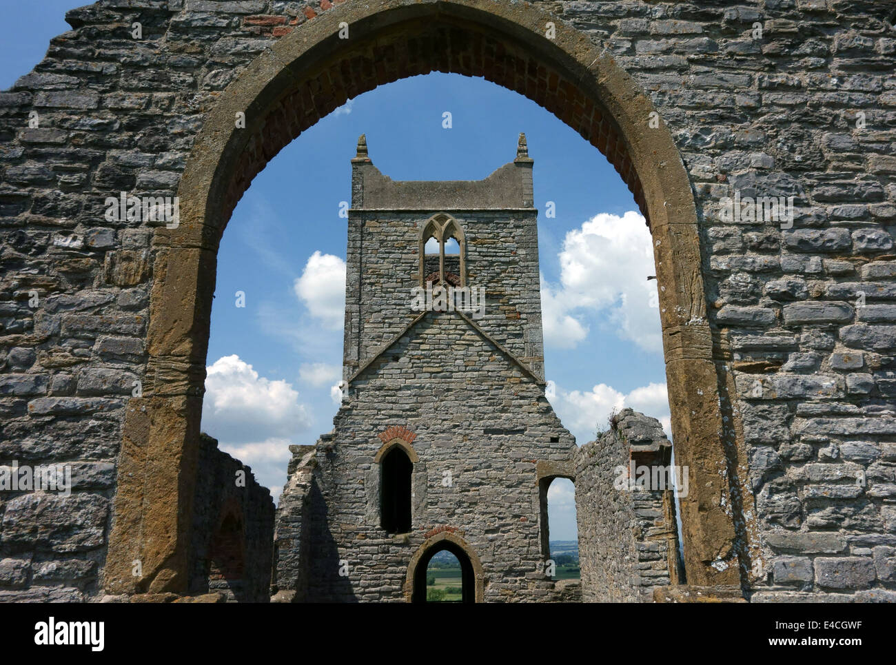 Le rovine della cappella su Burrow Mump sui livelli di Somerset, Inghilterra Foto Stock