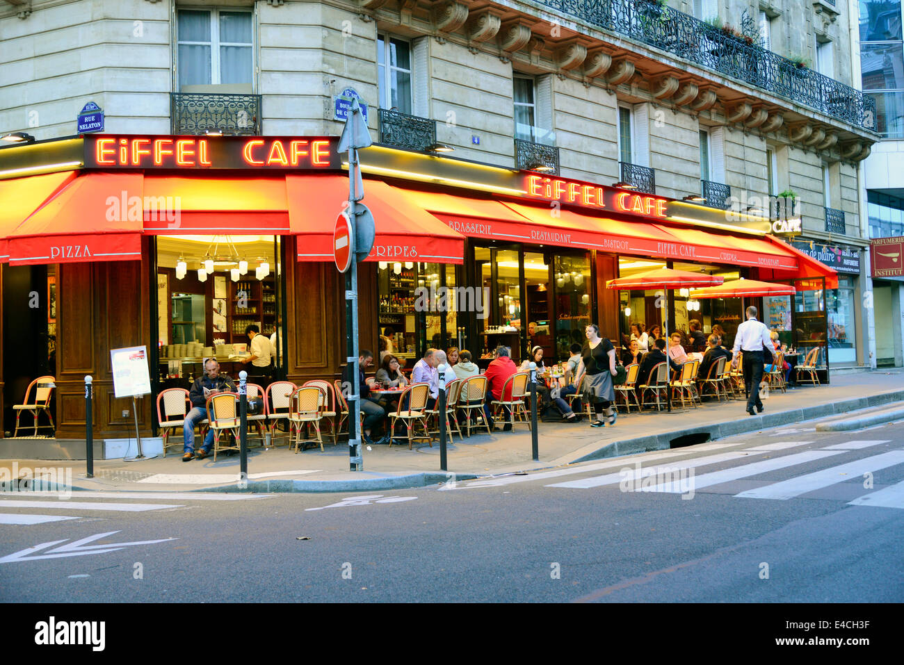 Outdoor Cafe Ristorante Torre Eiffel Parigi Francia Città delle Luci Europa FR Foto Stock