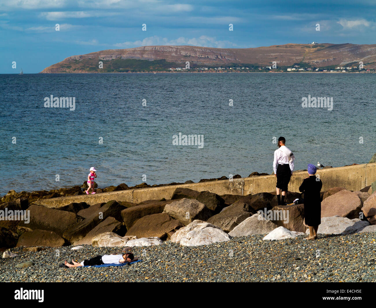 Ebrea ortodossa sulla famiglia una vacanza al mare a Penmaenmawr sulla costa settentrionale del Galles dove la comunità ebraica visita annualmente Foto Stock
