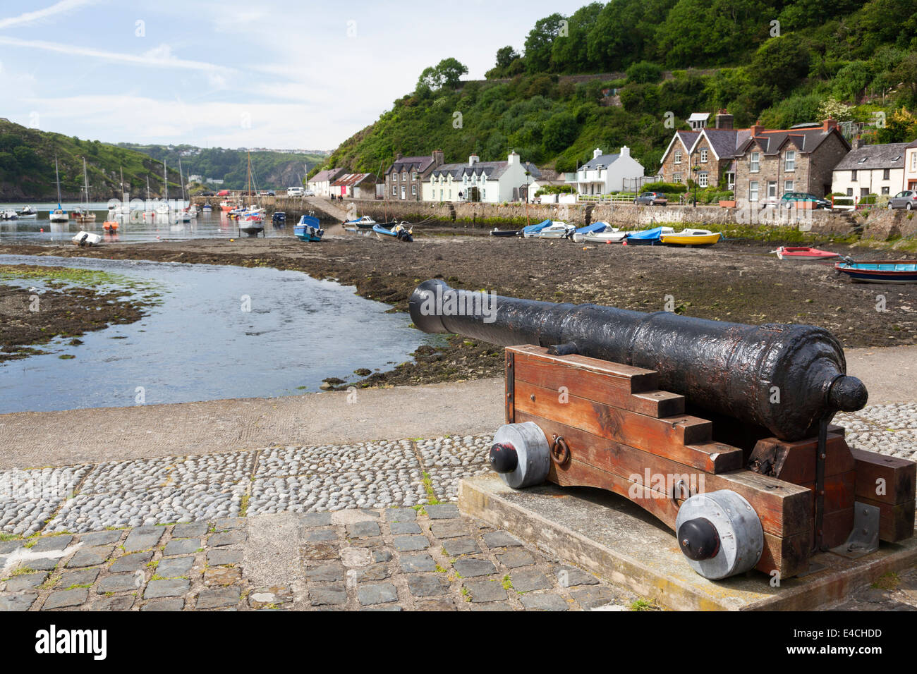 Cannon accanto al porto in basso a Fishguard, Pembrokeshire Foto Stock