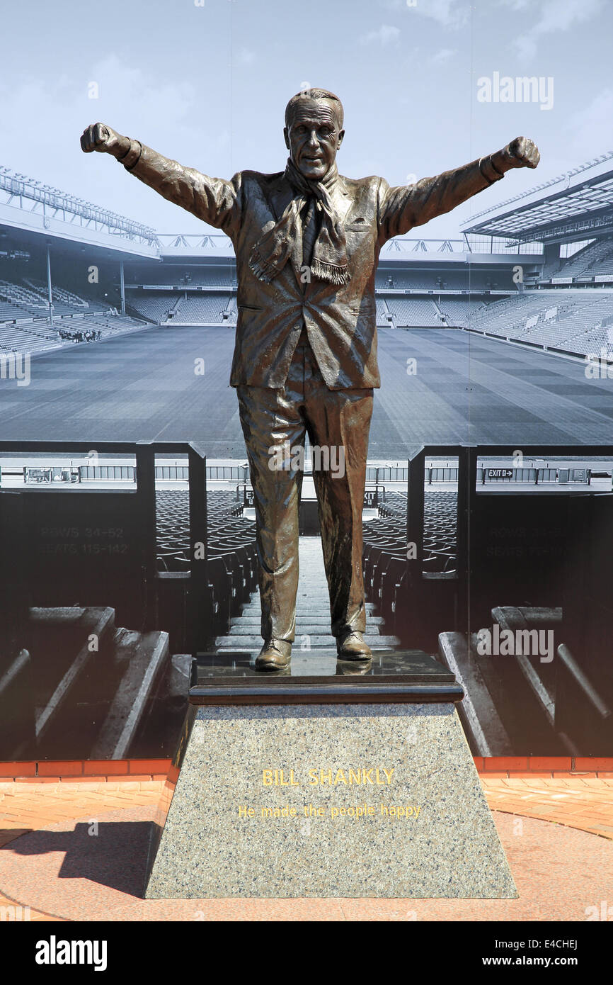 Il Bill Shankly statua che si trova nella parte anteriore del Kop, ad Anfield, Liverpool Football Stadium, all'inizio del Stadium Tour. Foto Stock