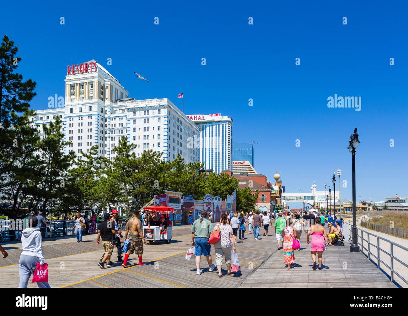 Il boardwalk guardando verso il Taj Mahal Casino e il molo di acciaio, Atlantic City, New Jersey, STATI UNITI D'AMERICA Foto Stock