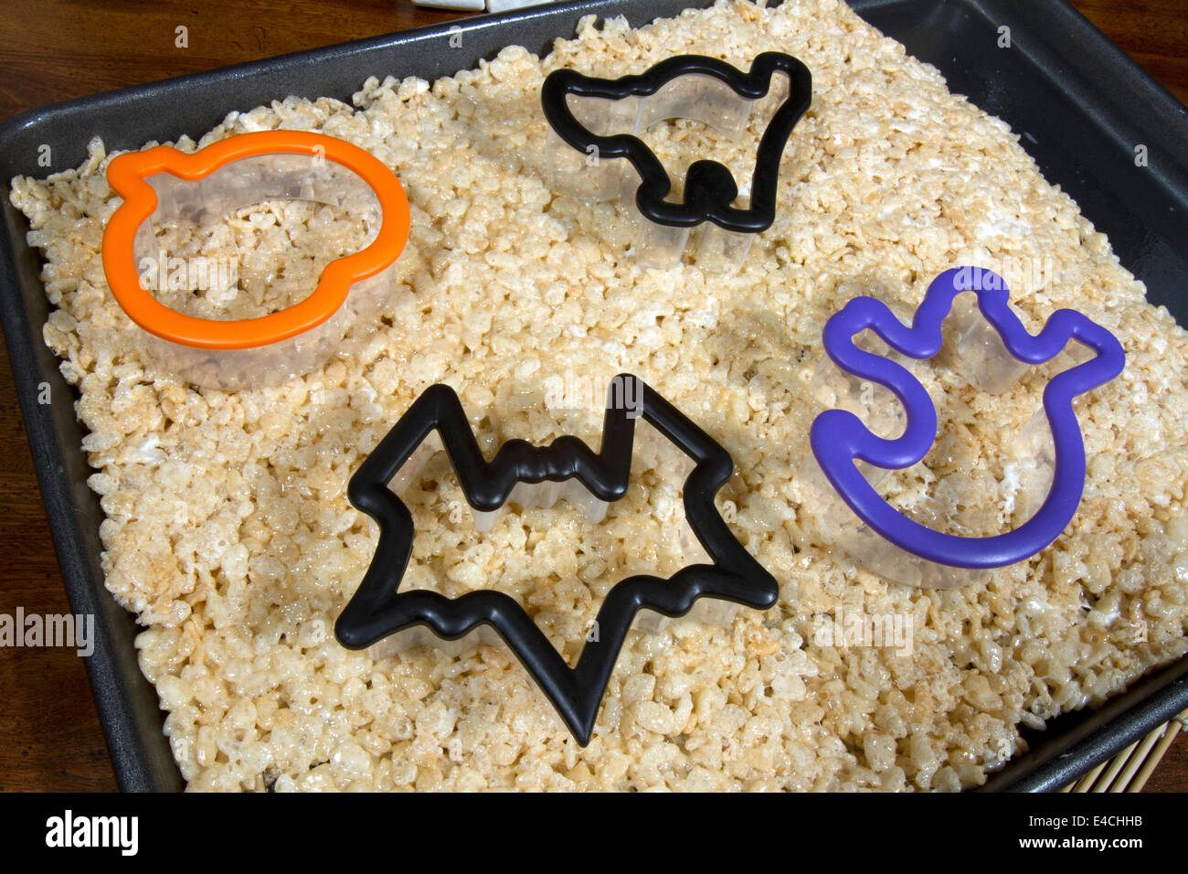 Riso soffiato tratta di cereali in un vassoio con forma di halloween cookie cutters; zucca, cat, bat e fantasma Foto Stock