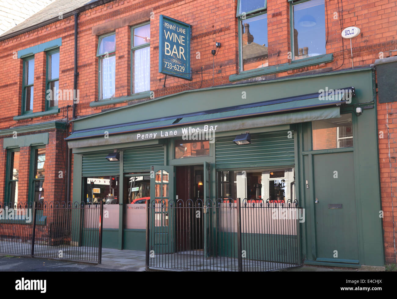 Penny Lane wine bar, della fama dei Beatles, a Liverpool, L18, Merseyside, NW England, Regno Unito Foto Stock