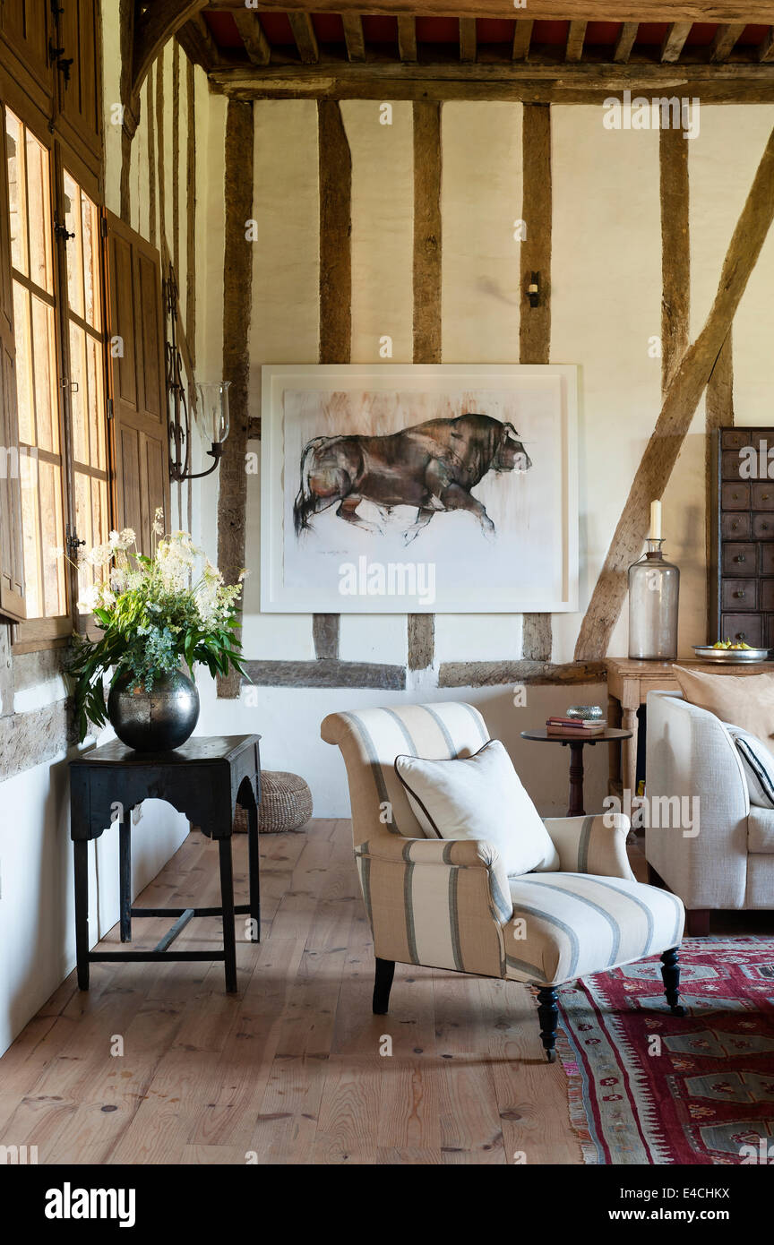 Un grande acquarello di Mark Adlington sulla struttura di legno parete della spaziosa sala da disegno Foto Stock