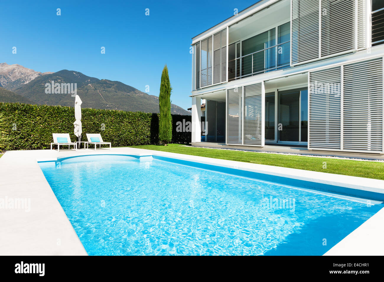 Moderna villa con piscina, vista dal giardino Foto Stock