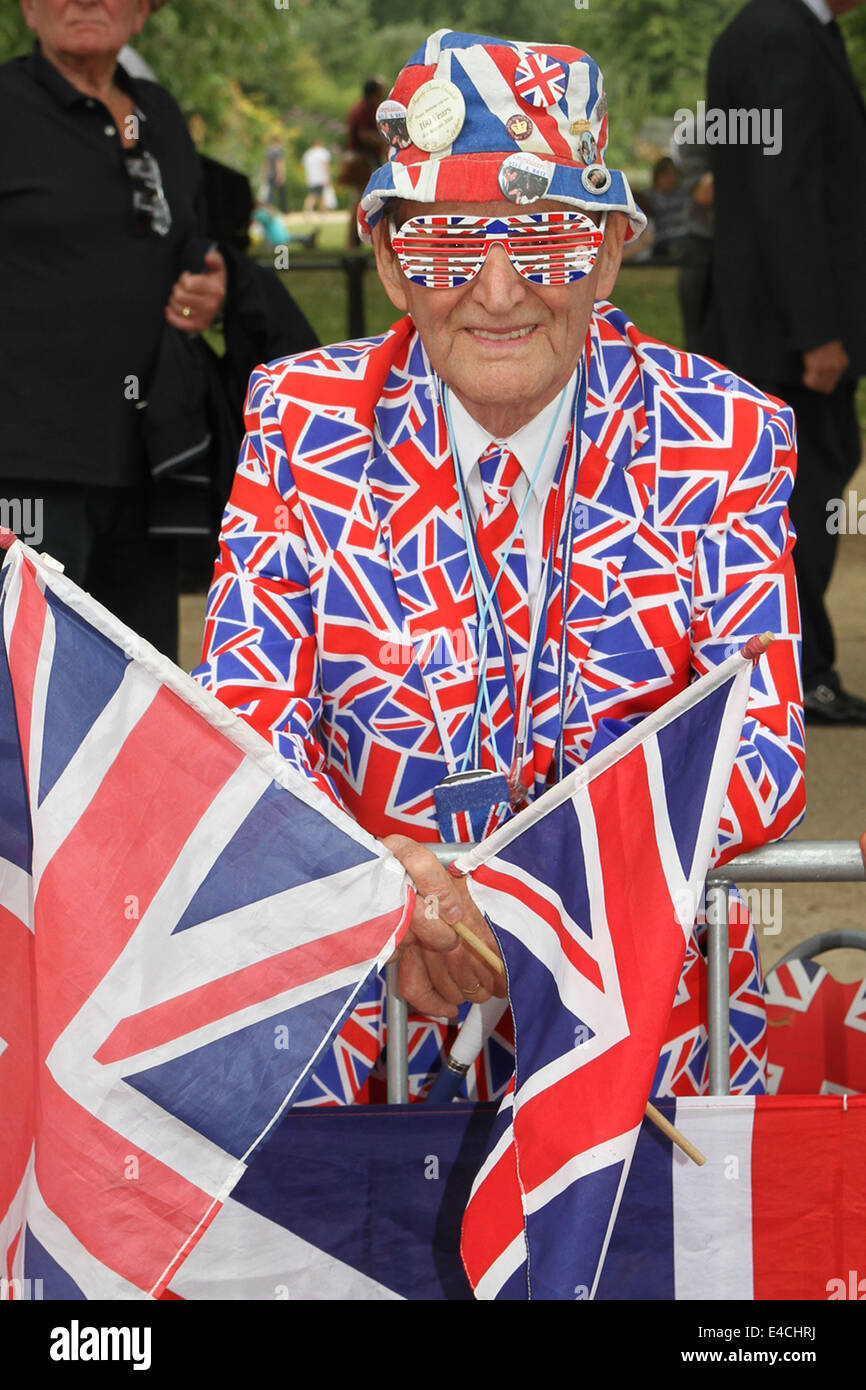 Spettatore indossa unione colori Jack in the Mall in scena tre Cambridge a Londra nel 2014 Tour de France. Foto Stock