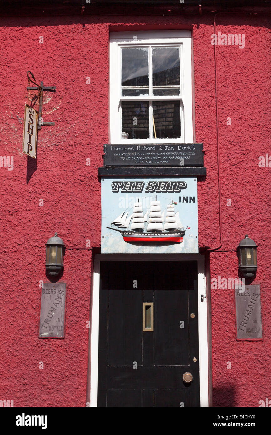 La nave Inn in basso a Fishguard, Pembrokeshire Foto Stock