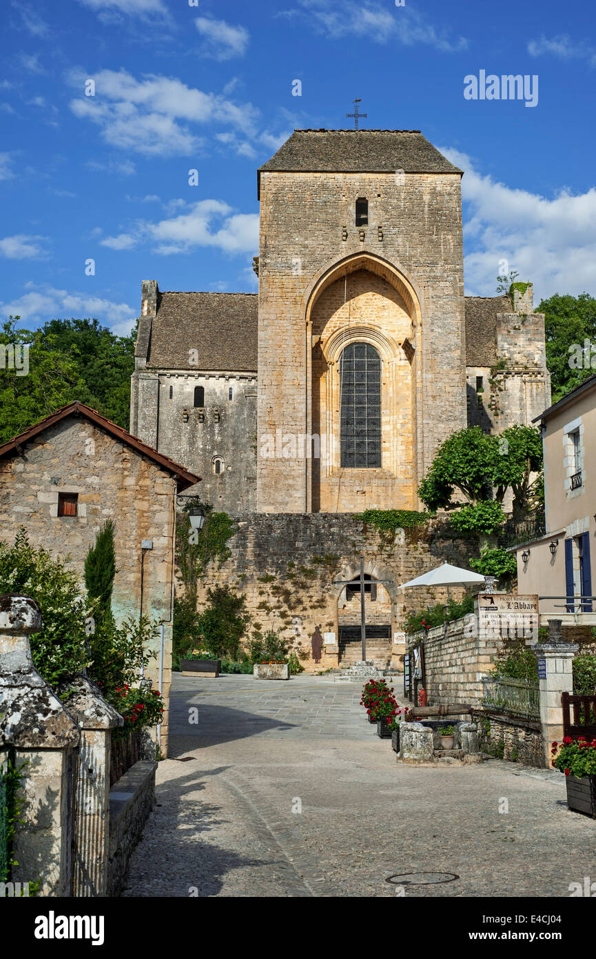 Il borgo medievale Saint-Amand-de-Coly con la sua fortificato abbazia romanica chiesa, dordogne périgord,, Francia Foto Stock