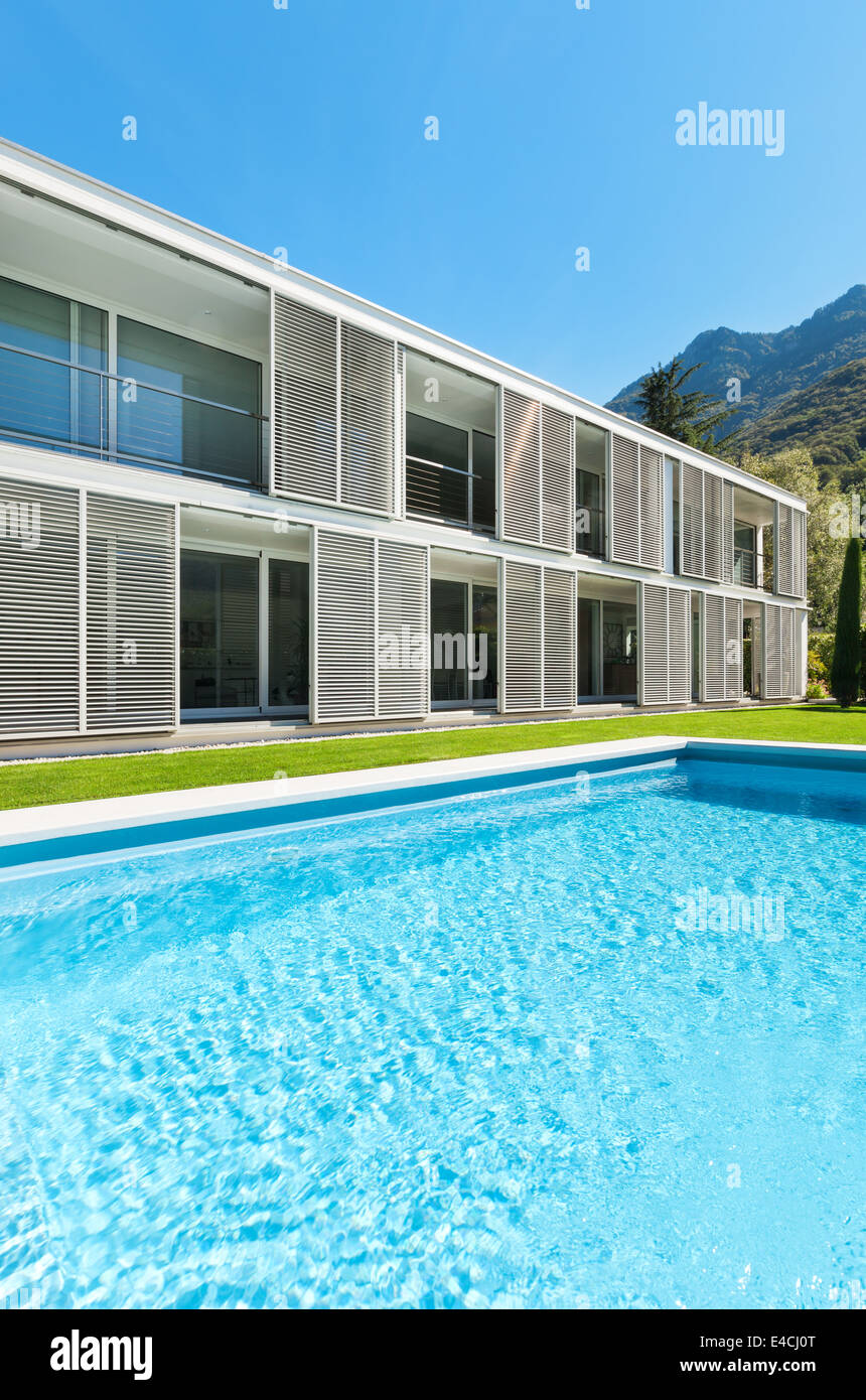 Moderna villa con piscina, vista dal giardino Foto Stock