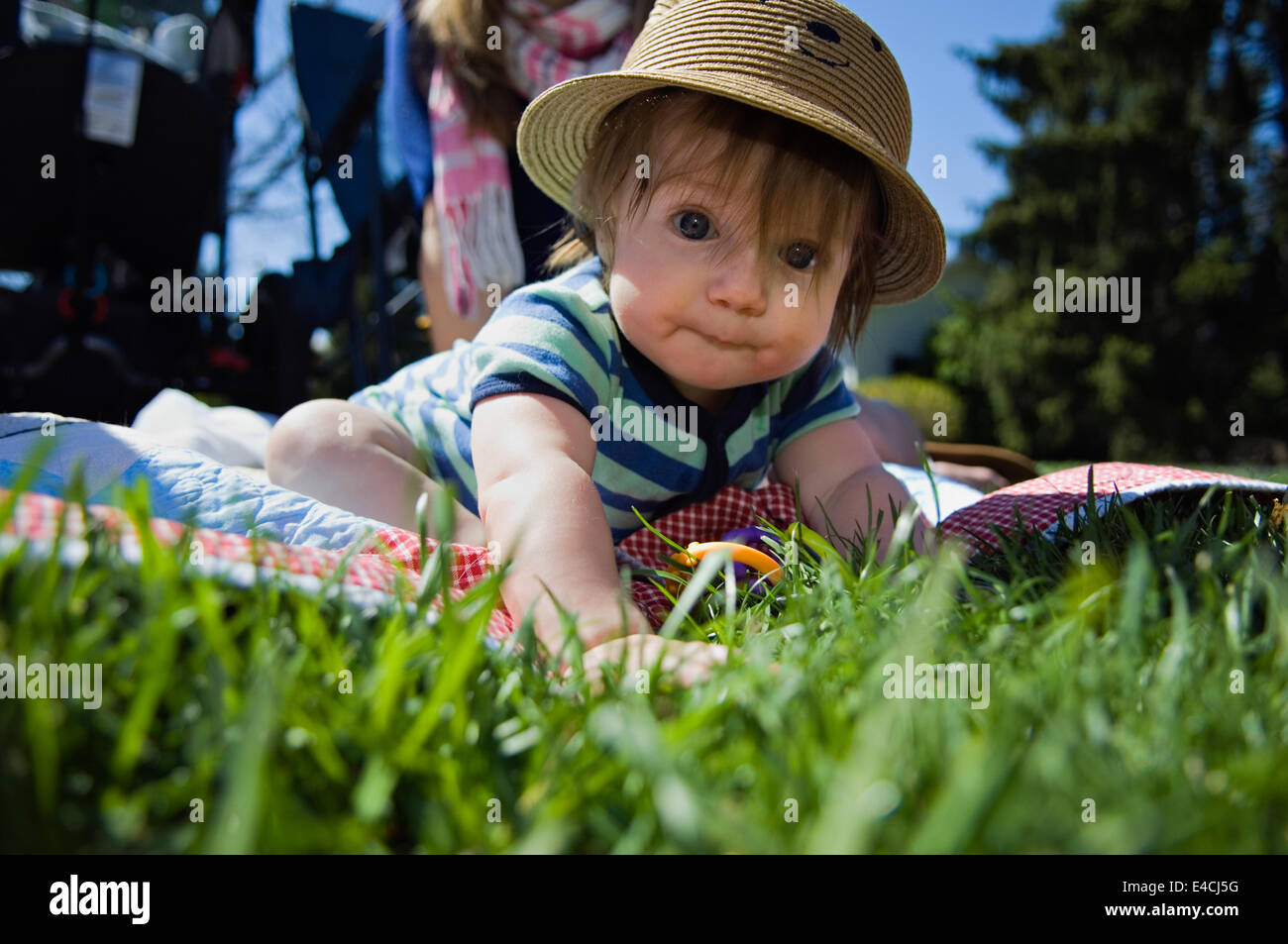 Sei mesi Baby Boy all'aperto su una coperta Foto Stock