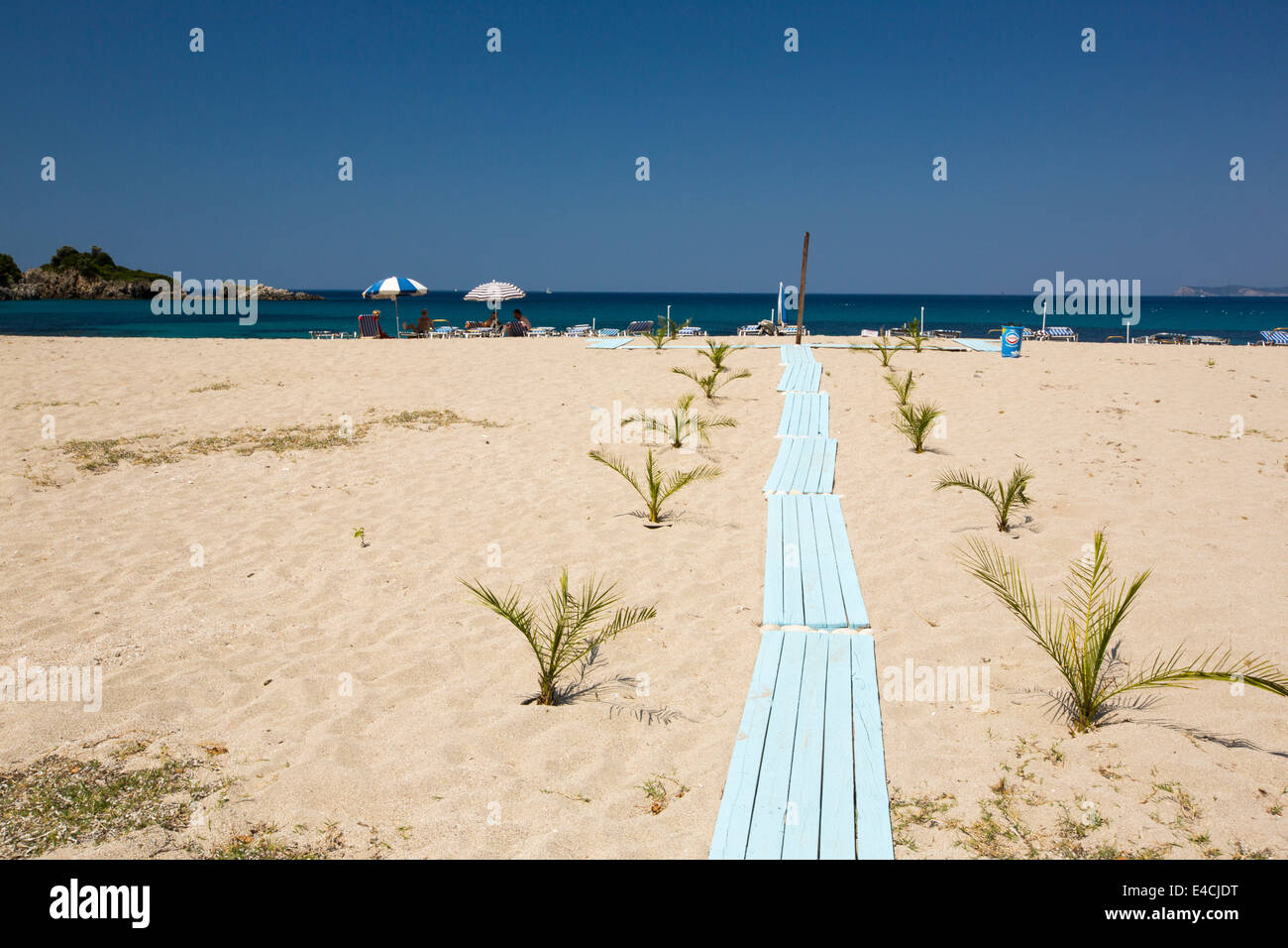 Il Boardwalk su di una spiaggia di sabbia vicino a Sivota, Grecia. Foto Stock