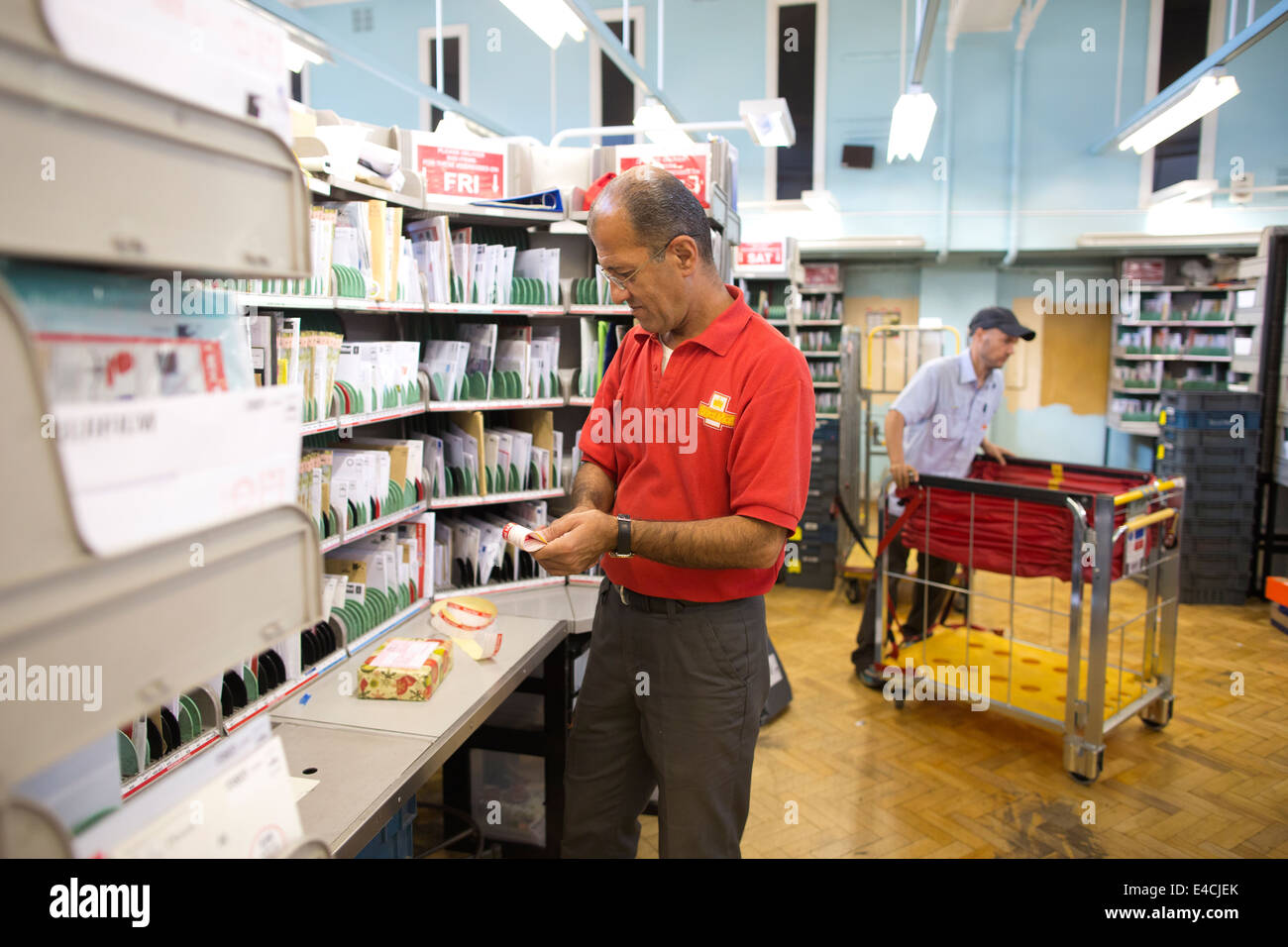 Il Hyde consegna ufficio, Royal Mail, ufficio postale stazione di consegna e raccolta office, Northwest London, England, Regno Unito Foto Stock