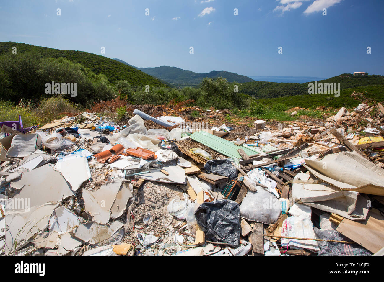 Fly illegale il ribaltamento della spazzatura vicino a Sivota, Grecia. Foto Stock