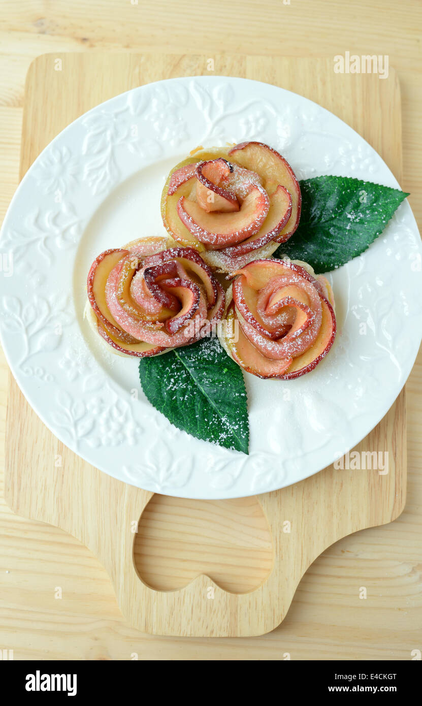 A forma di rosa cookies (panini) fatta di mele e pasta sfoglia. Foto Stock