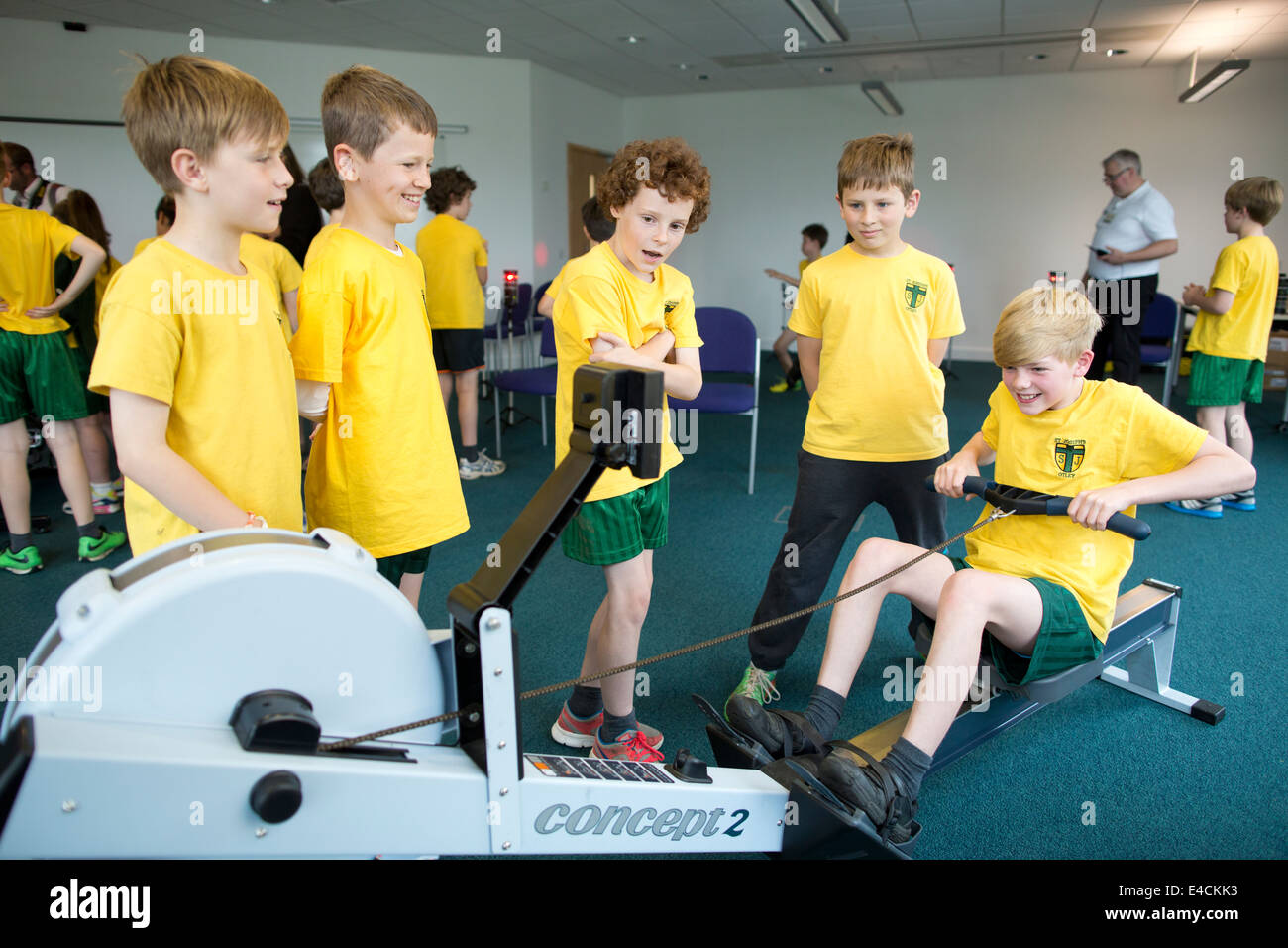 Bambini da Otley san Giuseppe la scuola primaria di prendere parte ad attività supportate da sport gli scienziati che lavorano con gli atleti. Foto Stock