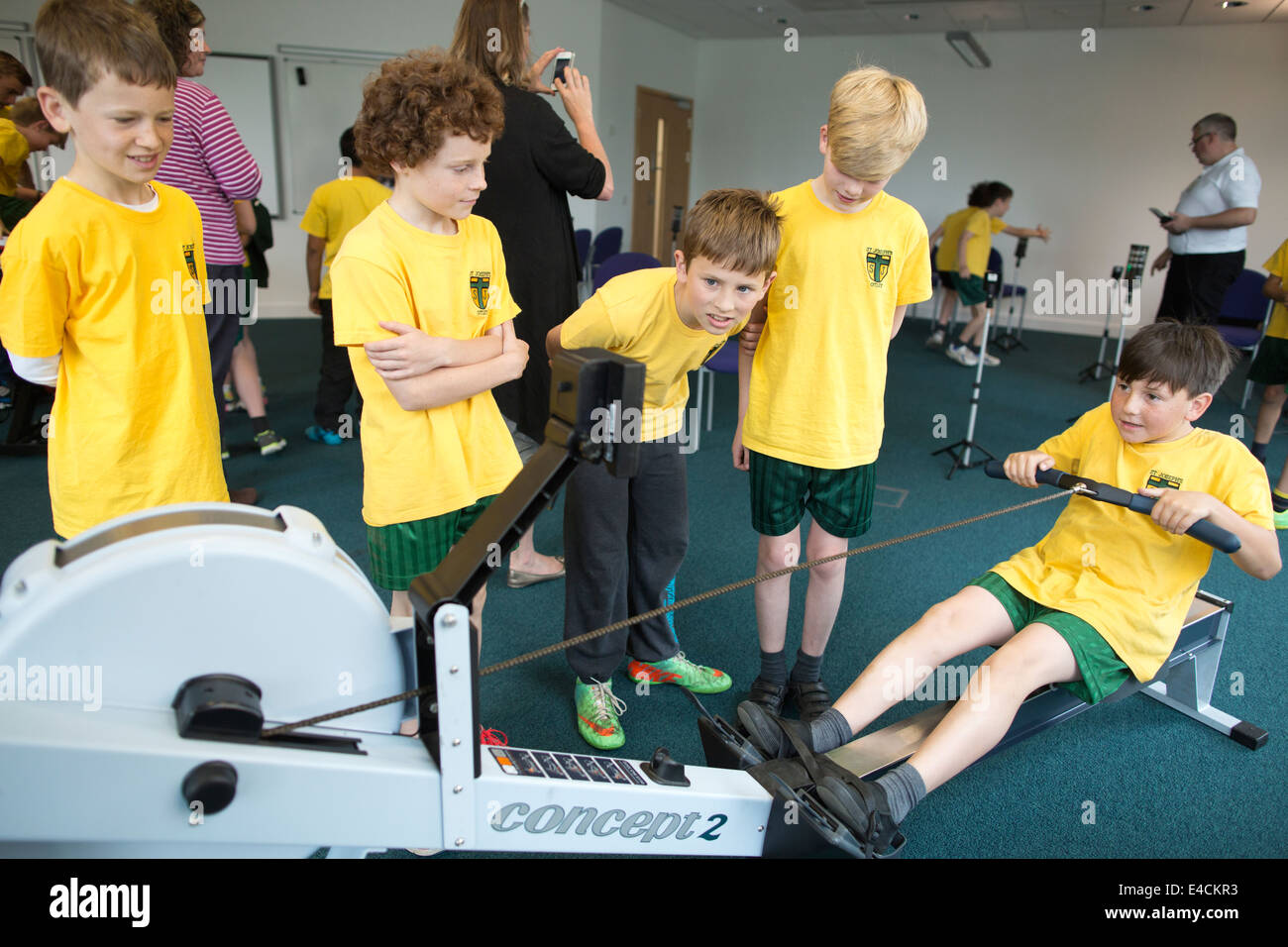 Bambini da Otley san Giuseppe la scuola primaria di prendere parte ad attività supportate da sport gli scienziati che lavorano con gli atleti. Foto Stock