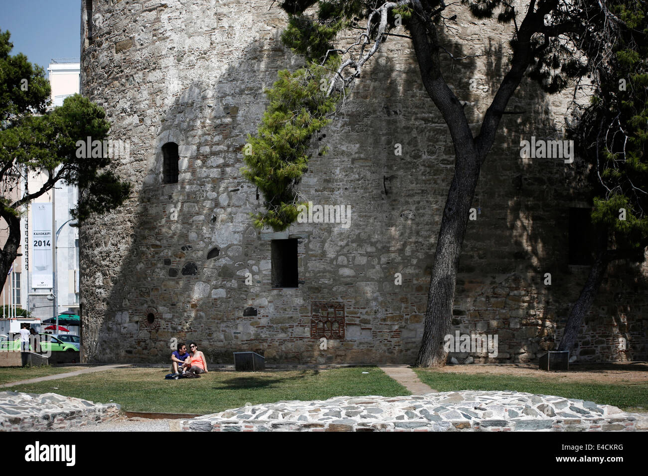 Un paio di rilassarsi sotto il punto di riferimento di Salonicco, la Torre Bianca. La Grecia settentrionale Foto Stock