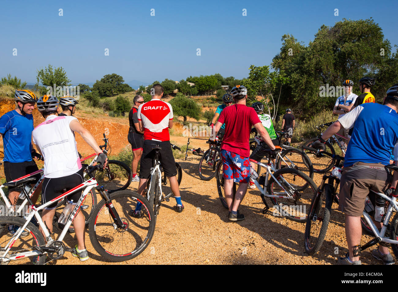 Gli amanti della mountain bike a Sivota, Grecia. Foto Stock