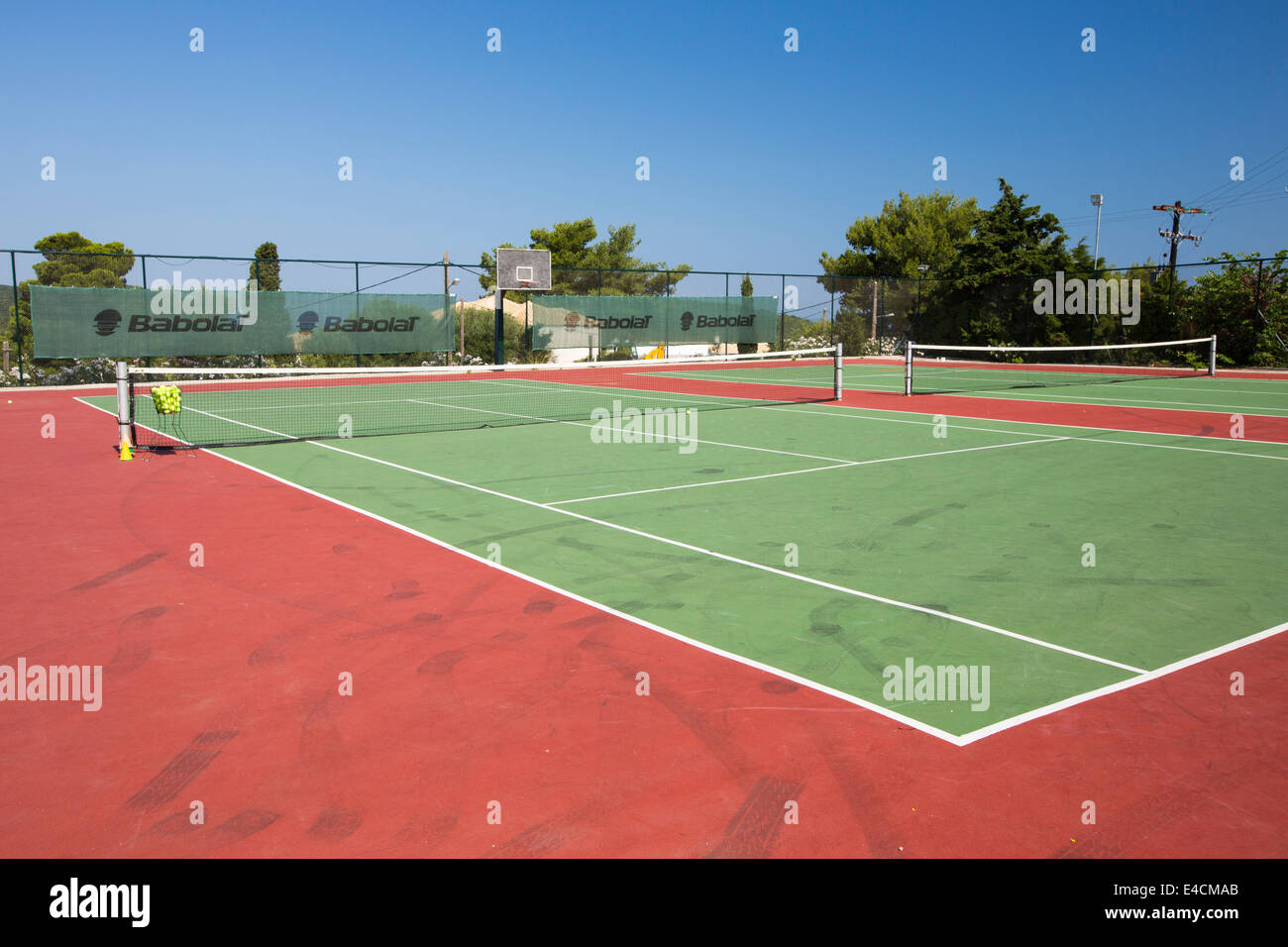 Un campo da tennis ad un complesso per ferie a Sivota, Grecia. Foto Stock