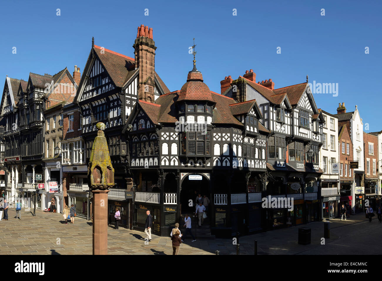 In bianco e nero con cornice in legno negozi ed edifici presso la croce in Chester city centre REGNO UNITO Foto Stock