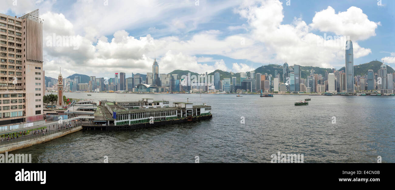 Hong Kong Isola Centrale vista da Tsim Sha Tsui di Kowloon Promenade Pier lungo il Victoria Harbour Panorama Foto Stock