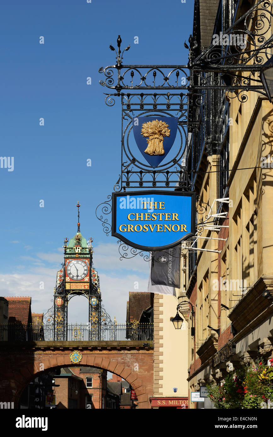 The Chester Grosvenor Hotel e Eastgate Clock in Chester city centre REGNO UNITO Foto Stock
