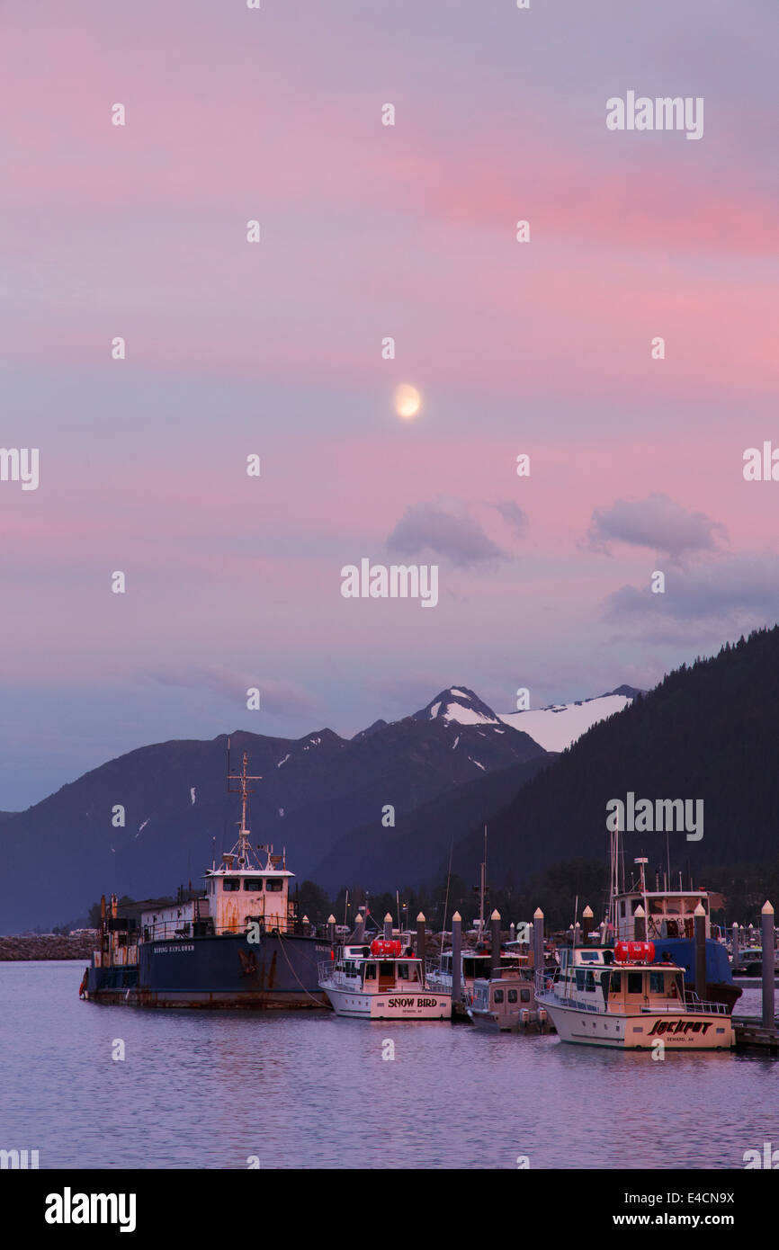 Sunset over Seward piccola barca Porto, risurrezione Bay, Seward, Alaska. Foto Stock