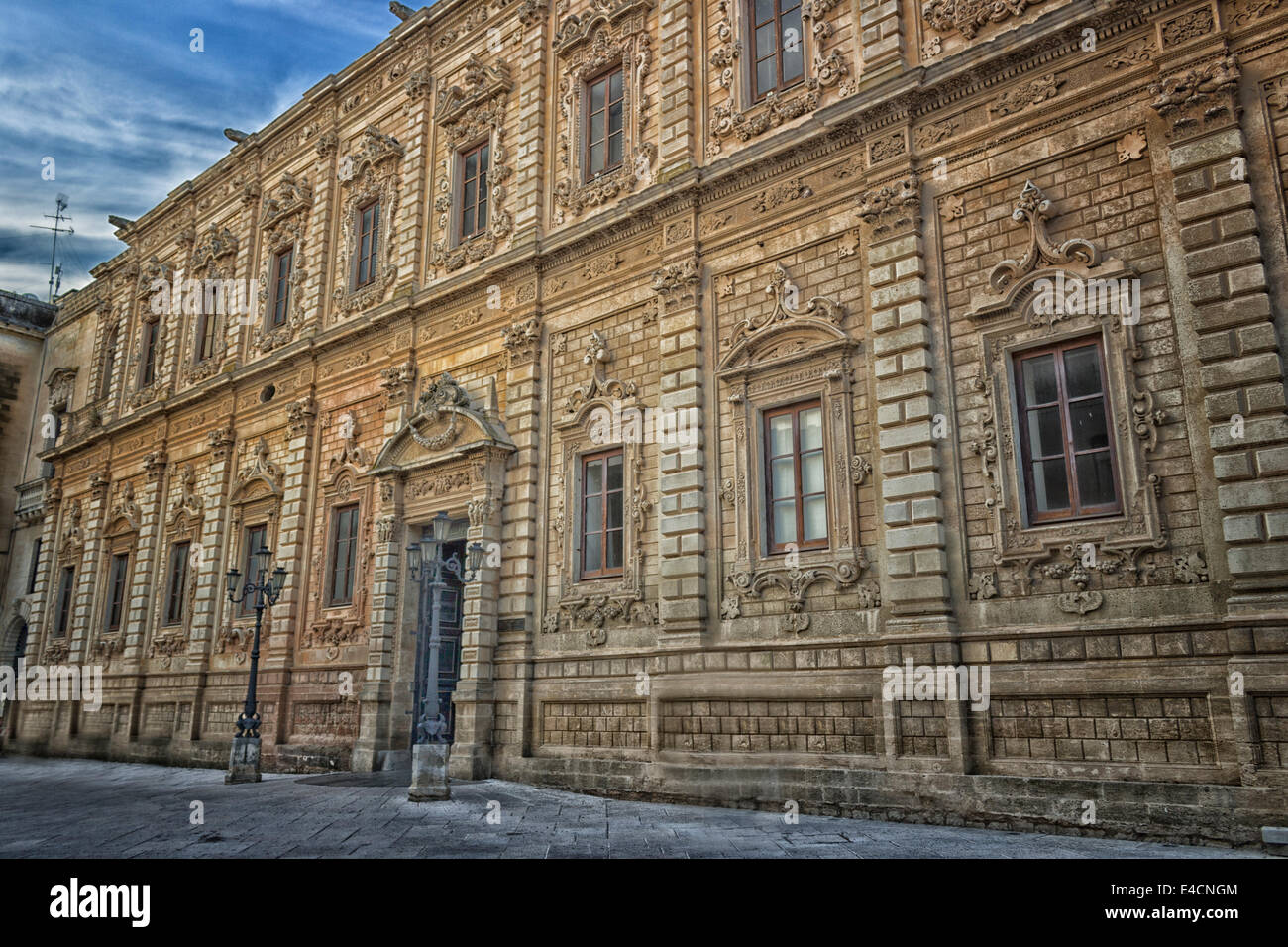 Il Palazzo della Provincia nel centro storico di Lecce nel sud d'Italia: costruito nel 1352 come convento dei Padri di Celestino Foto Stock