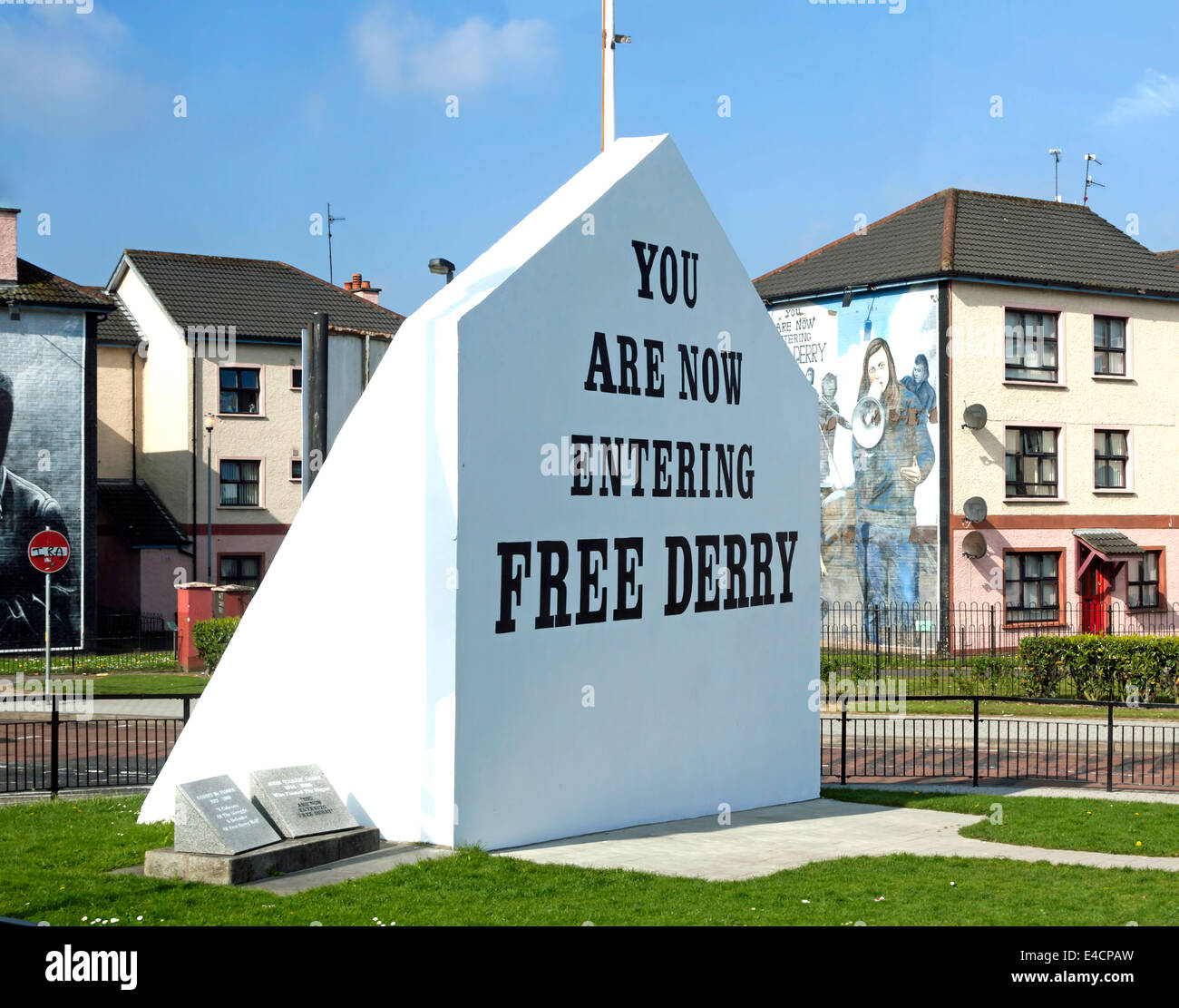 Free Derry Corner è un punto di riferimento storico nel quartiere Bogside di Londonderry, nella contea di Derry, Irlanda del Nord, Regno Unito. Foto Stock
